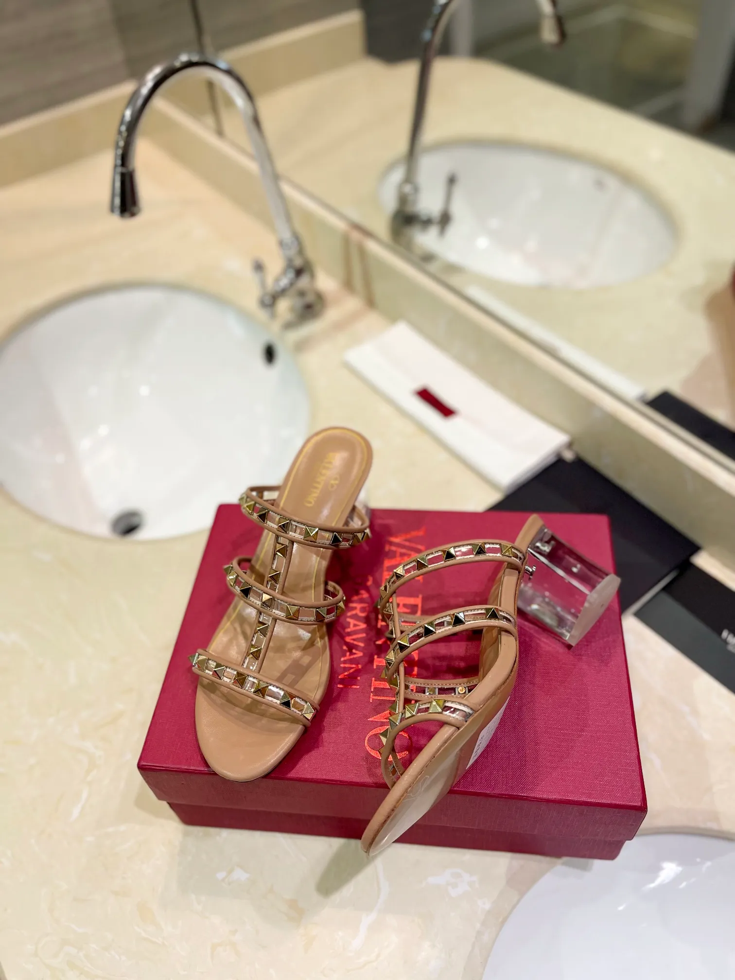 👟👟Ex-factory price 500👟👟 𝑉𝐴𝐿𝐸𝑁𝑇𝐼𝑁𝑂 Valentino ♡ͥ | ²º²⁴💫Purchasing agent level🔍Same color The classic king-shaped slippers with crystal heels are also so beautiful The particularly high-quality hardware brings out a full sense of high-end. After putting it on your feet, you will be stunned and look super slim! The new season lives up to expectations! Worth buying ★Imported cowhide is absolutely high-grade ❥Original method is absolutely sensual ❥Elegant style creates a different feeling🙈 Simple temperament style!  ♡ show bdetails ———————————— ⊿▸: Size｜35-40 (customized at 40.41.42) ⊿▸: Material｜Imported sheepskin + Pvc ⊿▸: Material | Padded sheepskin ⊿▸: Material | Italian🇮🇹 genuine leather outsole ⊿▸: Heel height｜6cm